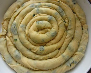 Пирог; Спанакопита; со шпинатом и сыром из слоеного теста
