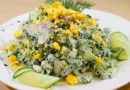 salat-s-redisom-so-smetanoy-v-tarelke